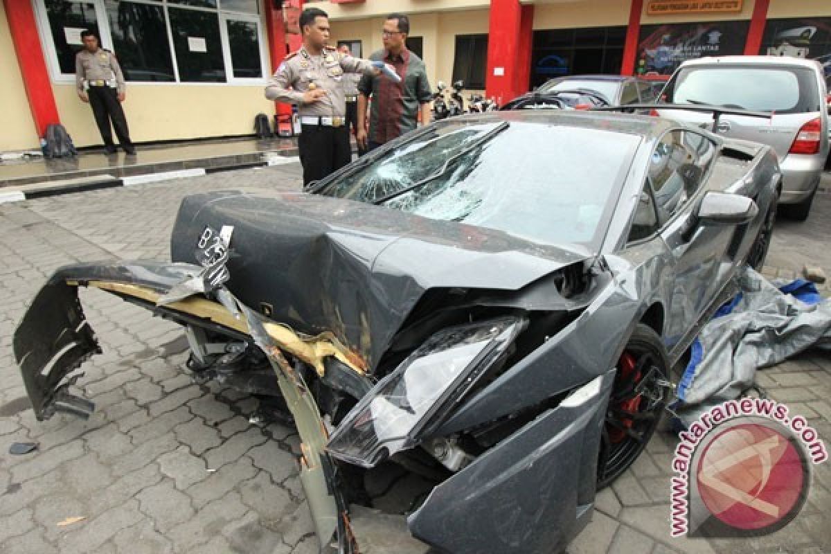 Tersangka Insiden Lamborghini Dibui di Polrestabes Surabaya