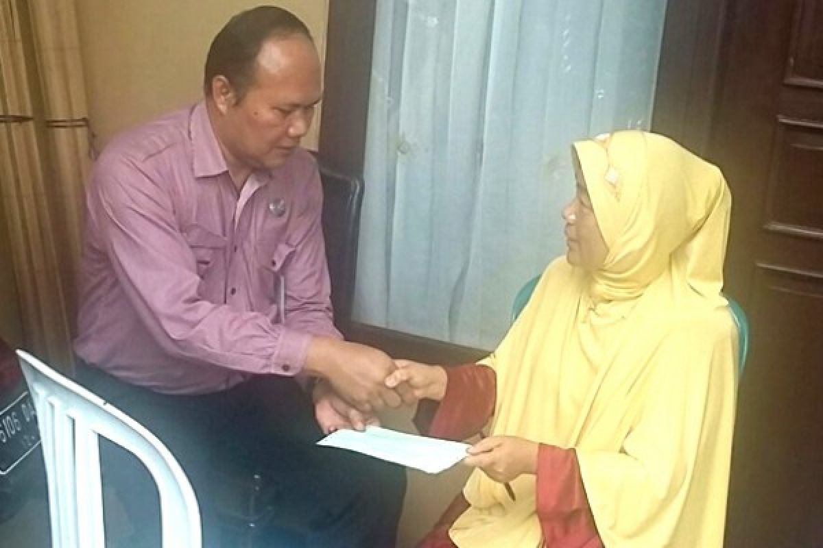 Jasa Raharja Serahkan Santuan kepada Keluarga Prof. Taswin