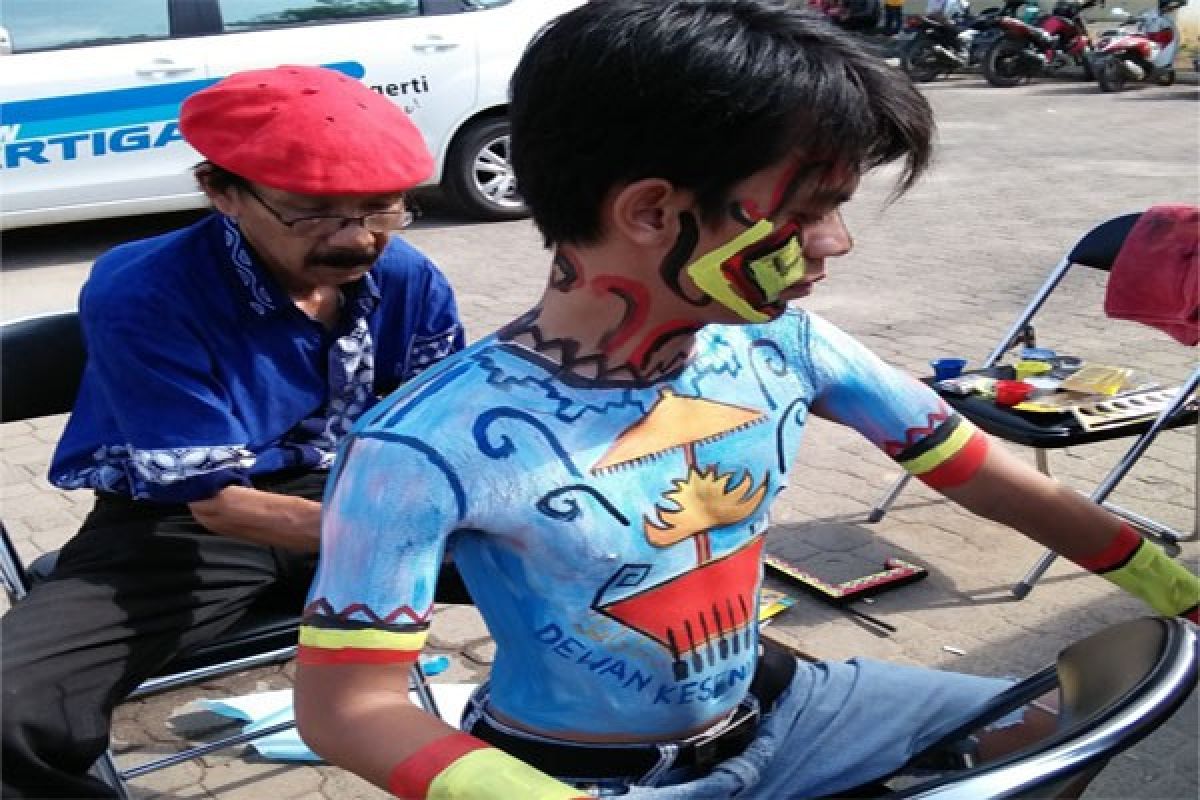 Kejutan "Body Painting" Komite Seni Rupa DKL