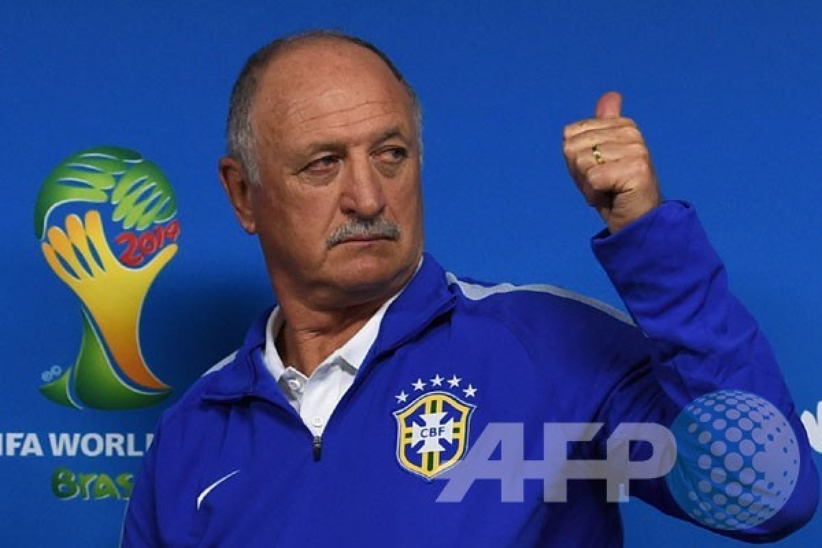 Pelatih Guangzhou Luiz Scolari Tak Gentar Hadapi Barcelona