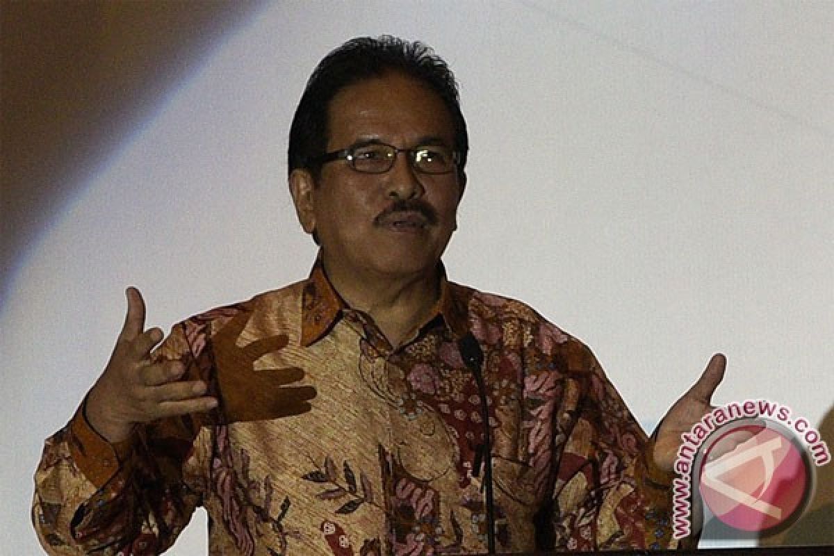 Menteri Perindustrian Saleh Husin, Staf Khusus Presiden bidang Komunikasi Johan Budi dan Muhammad Kusrin perakit televisi dari Karanganyar memberikan keterangan kepada media usai pertemuan dengan Pres