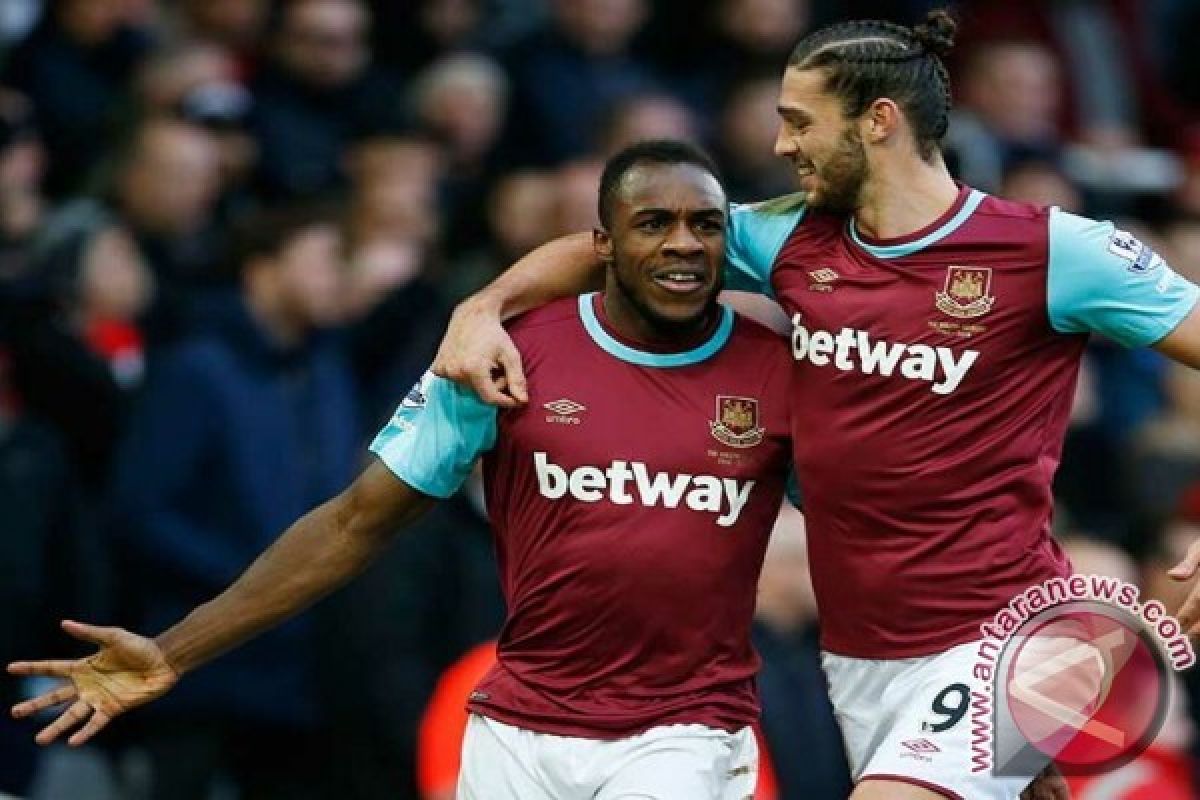 Cedera, Andy Carroll dan Winston Reid menepi tiga bulan