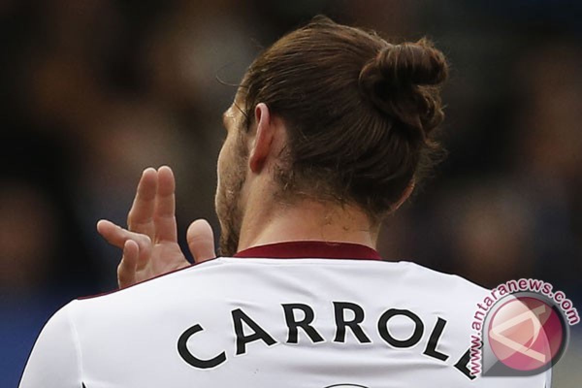 Penyerang West Ham Carroll Harus Absen Sebulan