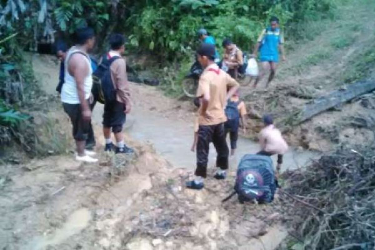 Jalan Putus, Harga Barang Melonjak di Empat Desa kampar ini