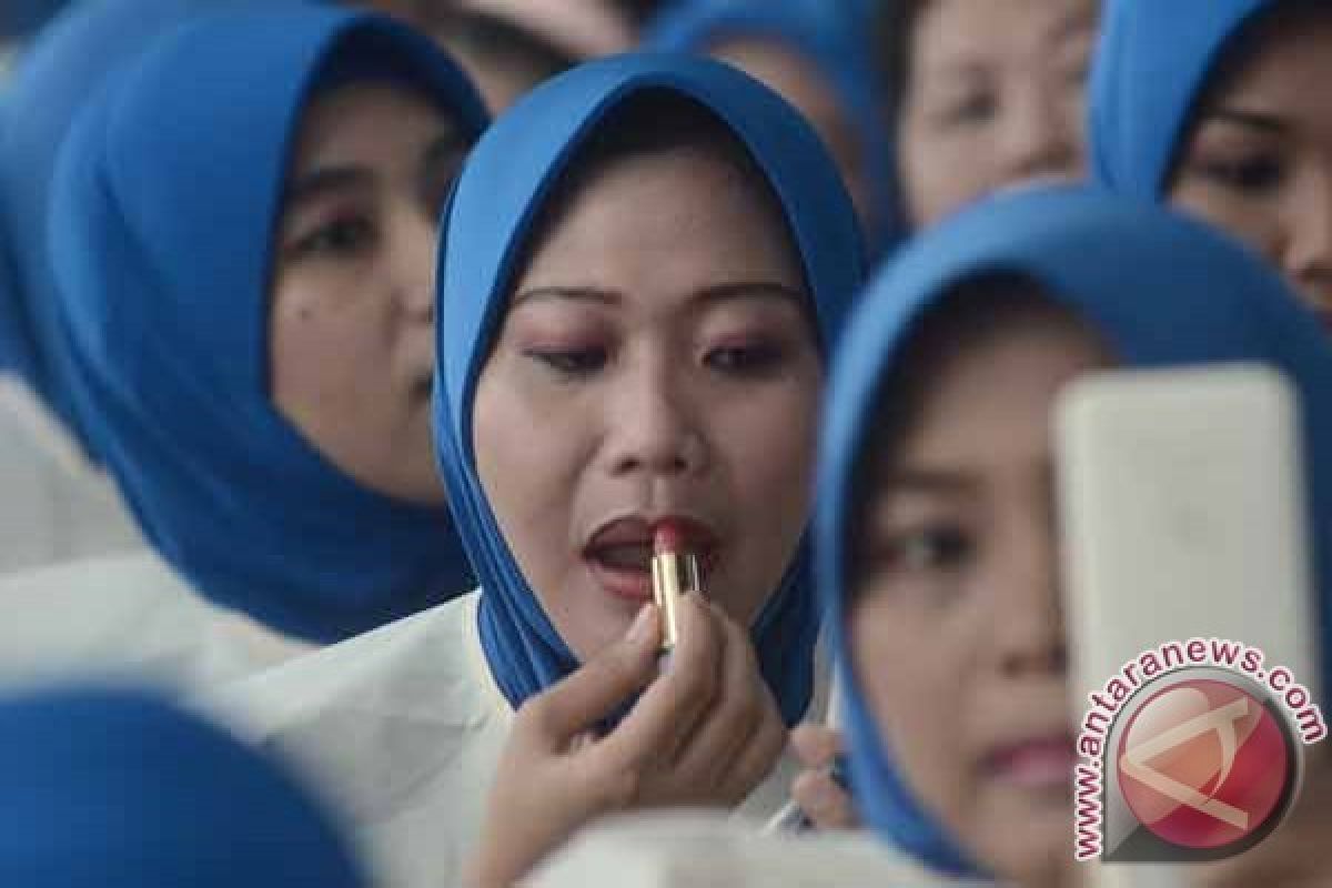 Lipstik Glossy Bakal Kembali Jadi Tren