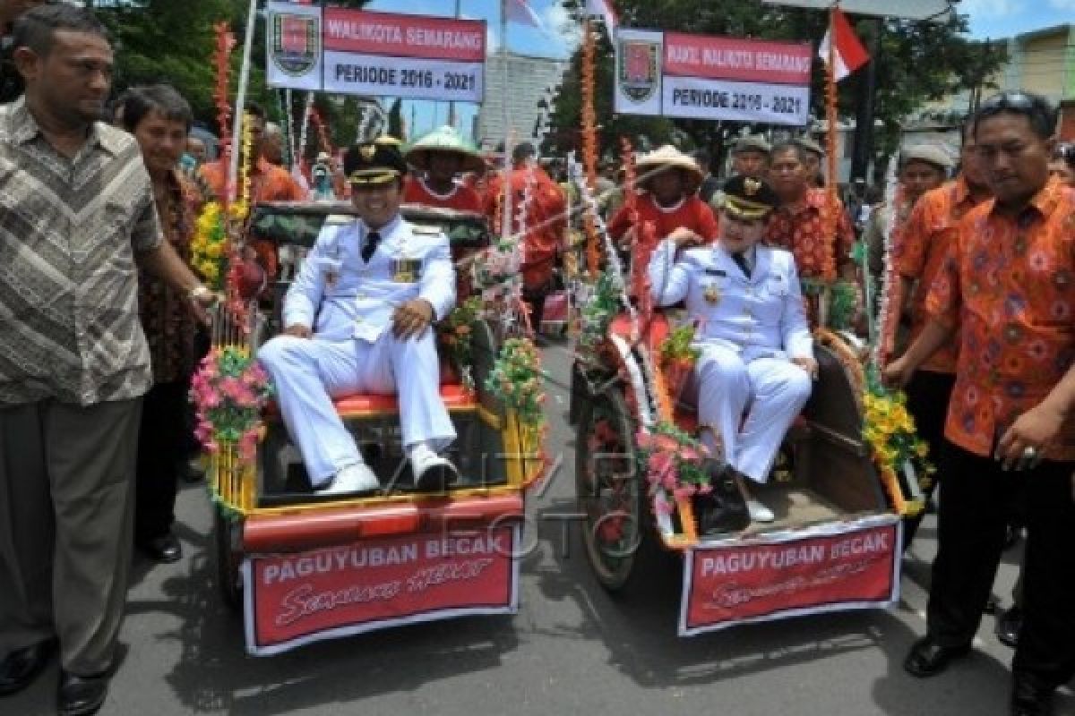 Usai Dilantik, Hendi-Ita Diarak Naik Becak