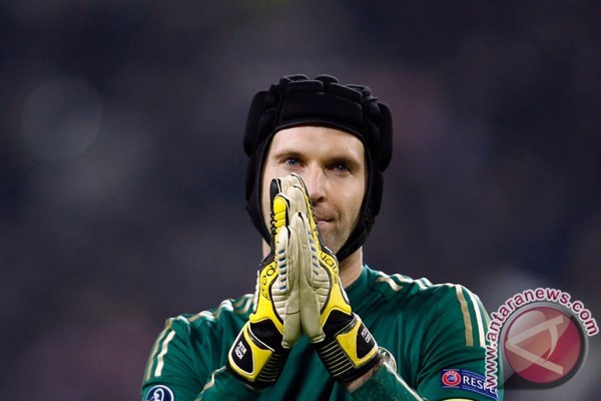 Cedera Petr Cech,  Arsenal Makin Runyam