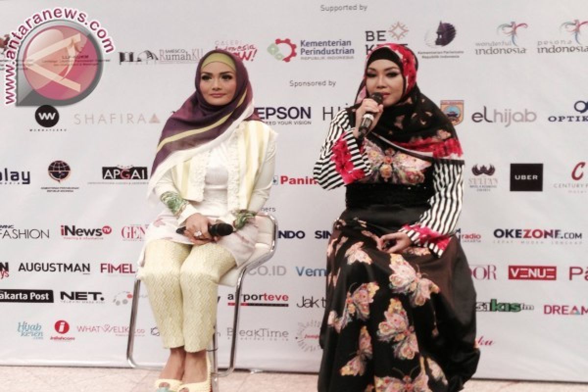 Krisdayanti Rambah Bisnis Pakaian Muslim