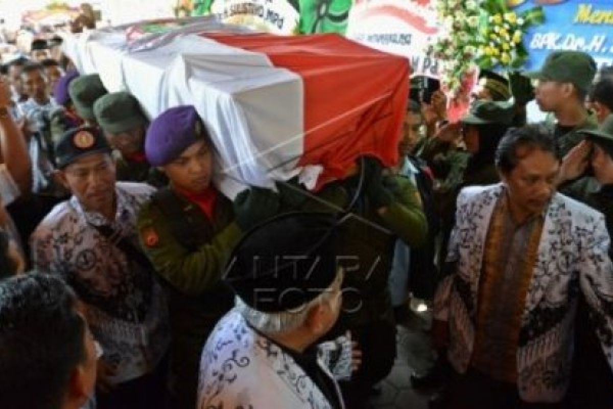 Ribuan Pelayat Hadiri Upacara Pemakaman Sulistyo