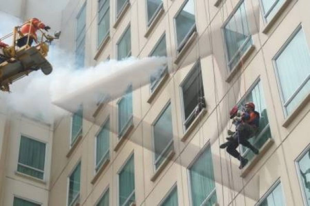 Solo Kekurangan Mobil Damkar Gedung Bertingkat