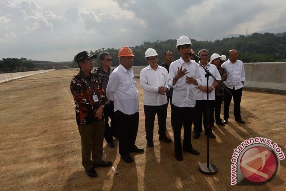 Presiden Jokowi:  Merak-Surabaya Tersambung Tol 2018