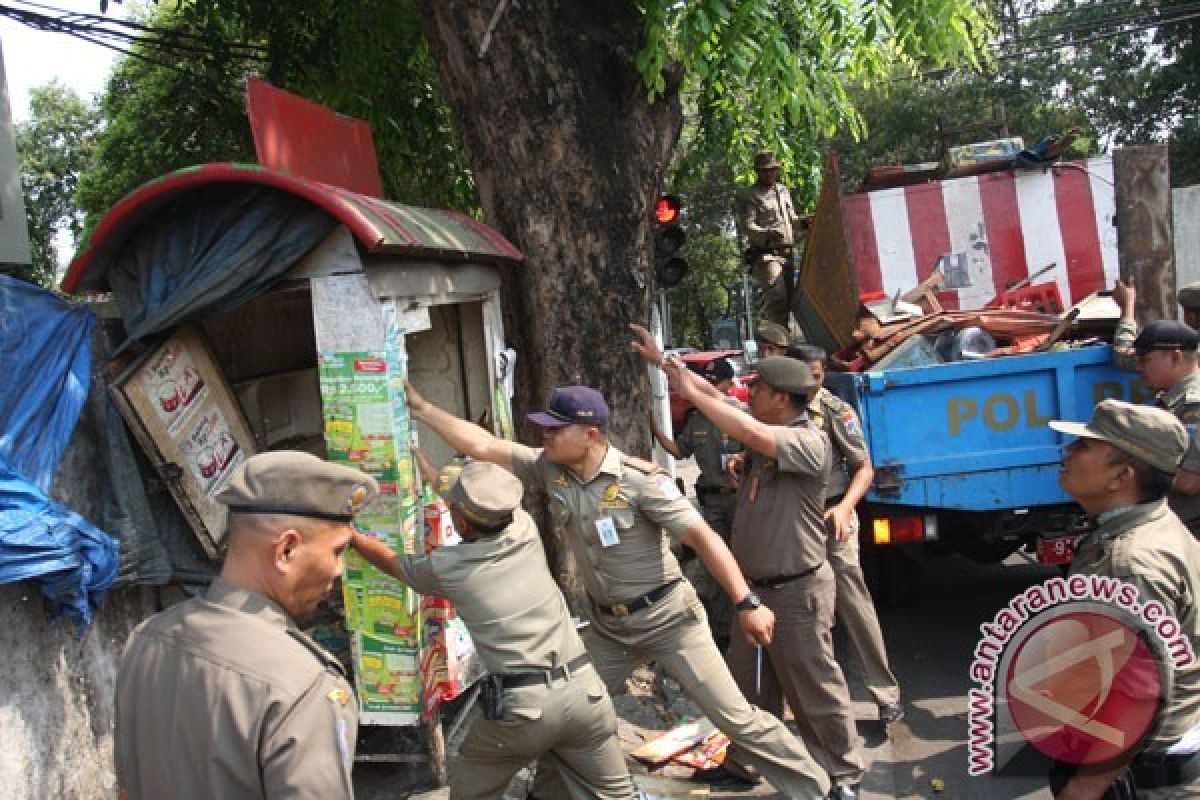  Ratusan Lapak PKL Tlogosari  Dibongkar