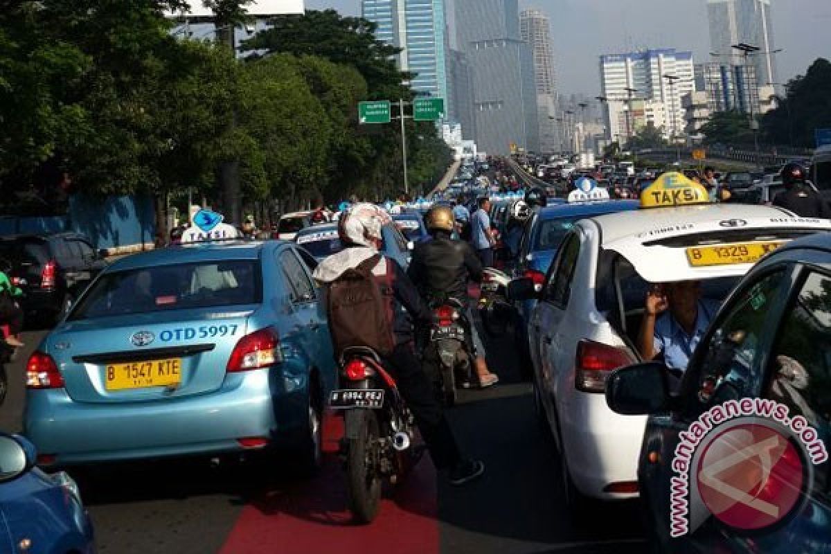 Taksi dan Bajay Berunjukrasa, Jakarta Makin Macet, Bis Sekolah Diperbantukan