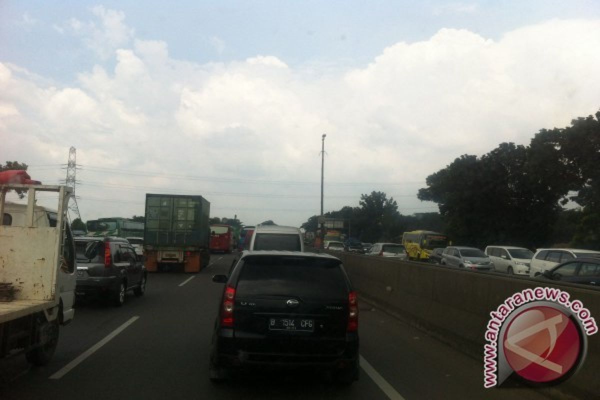 Tol arah Cikampek Macet, Diberlakukan "Contraflow"