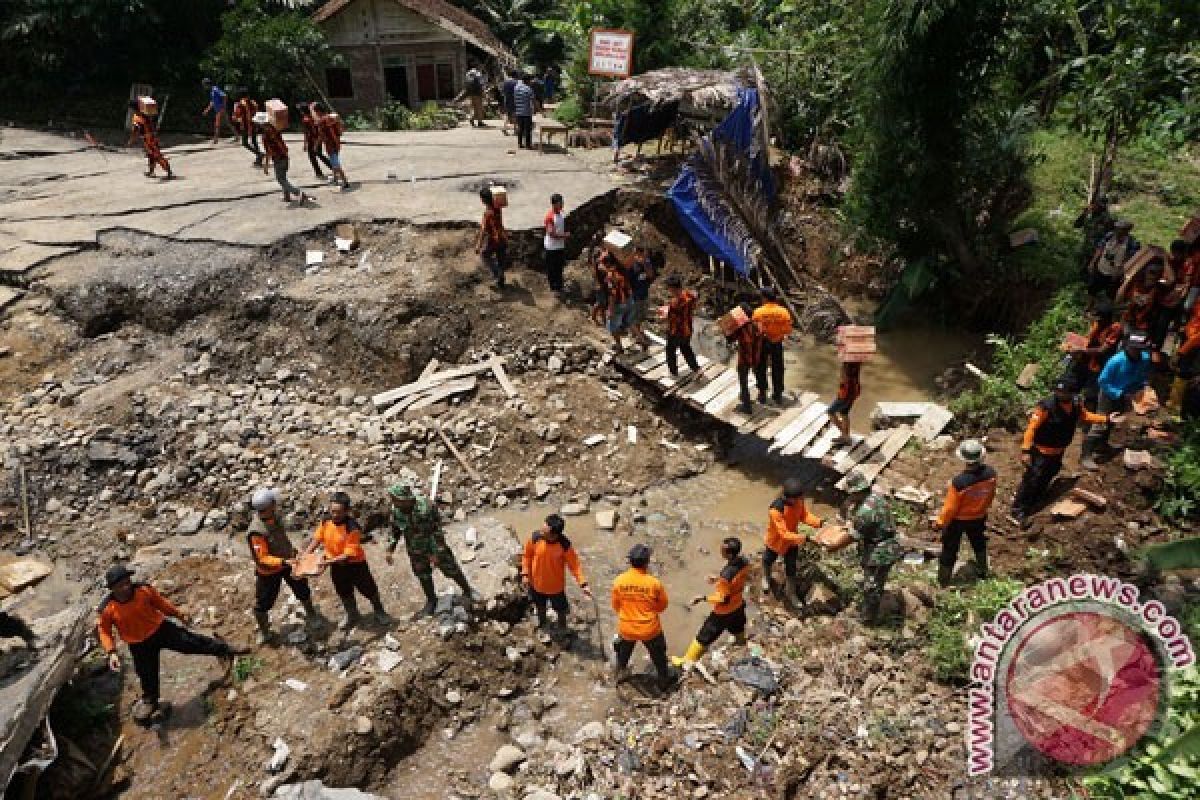 Pengungsi Longsor Clapar Mulai Terserang Penyakit