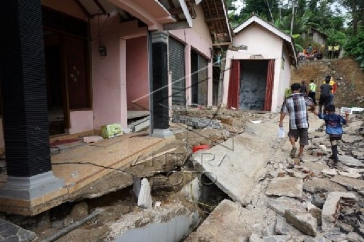 Jumlah Rumah Rusak akibat Longsor Clapar Bertambah