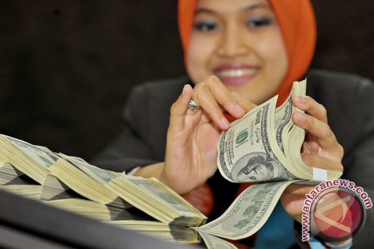 Dolar AS Melemah di Tengah Kesaksian Ketua Fed