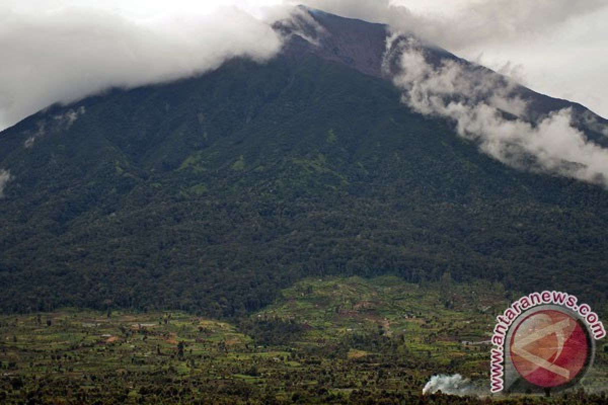 Gunung Kerinci Keluarkan Suara dan Asap Hitam