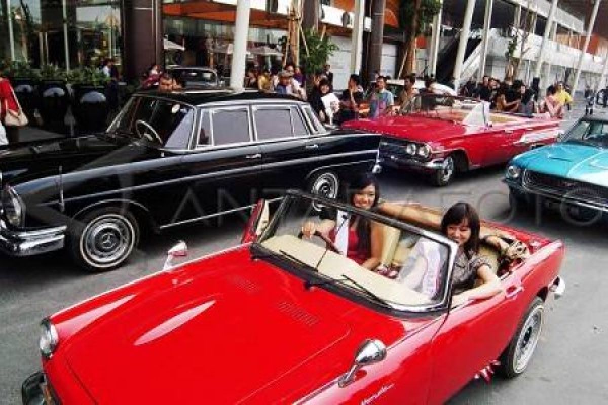 Vintage Car Rally Held in Magelang