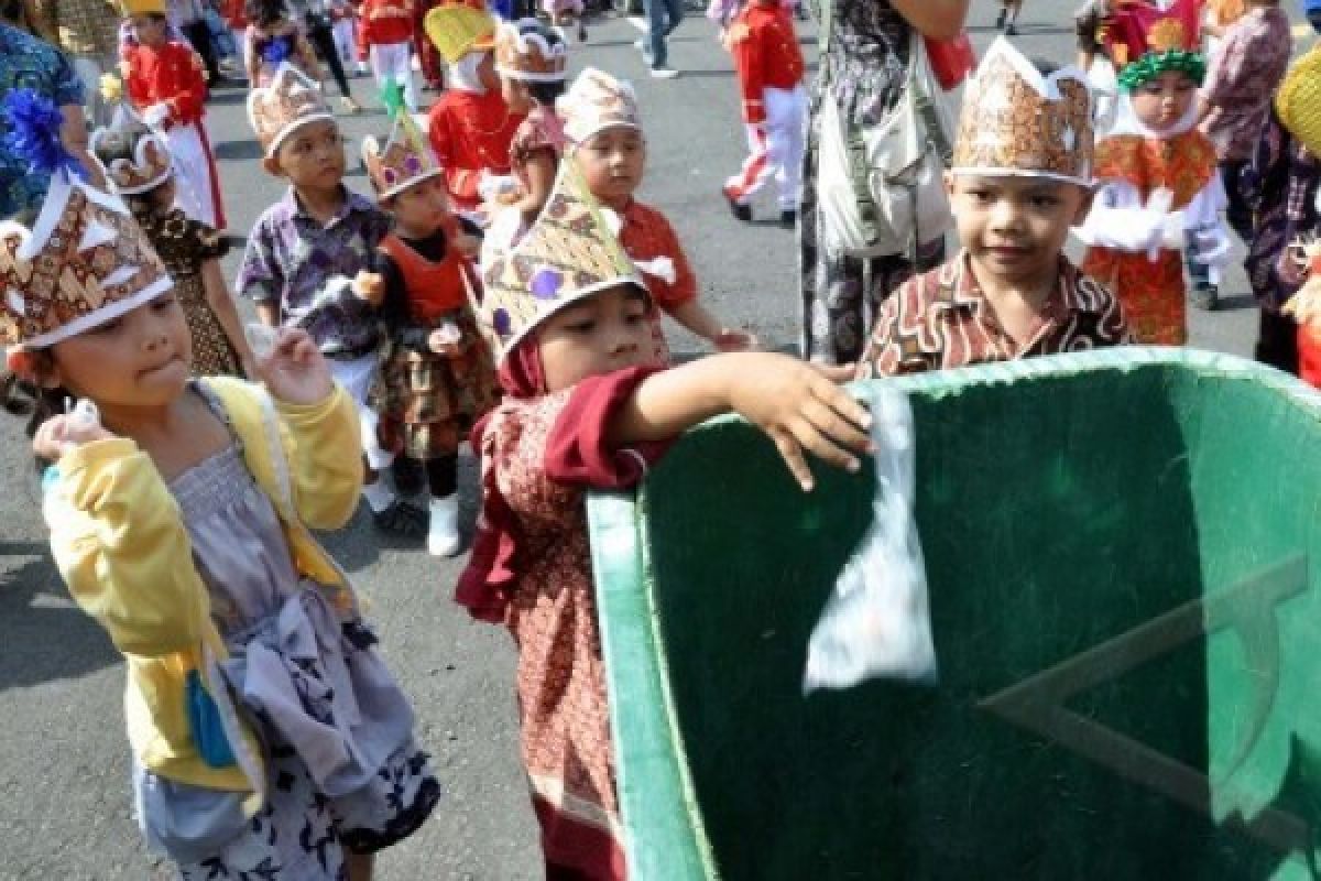 Pendidikan Karakter di antara Gemerlap Teknologi Informasi