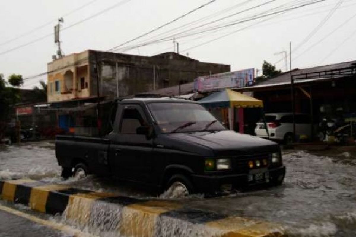 Banjir Genangi Sejumlah Lokasi Di Pekanbaru