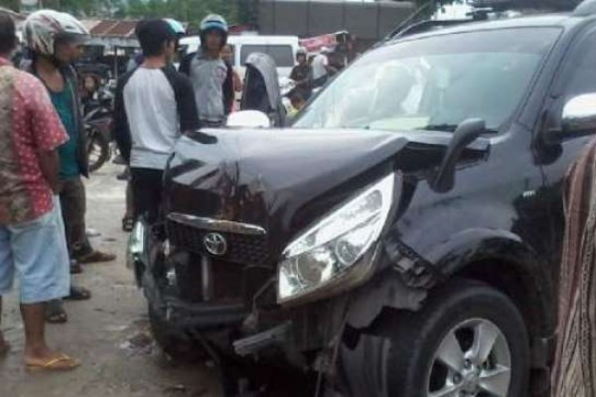 Seorang Kakek Bawa Mobil Tabrak Pohon di Jalan Nangka Ujung