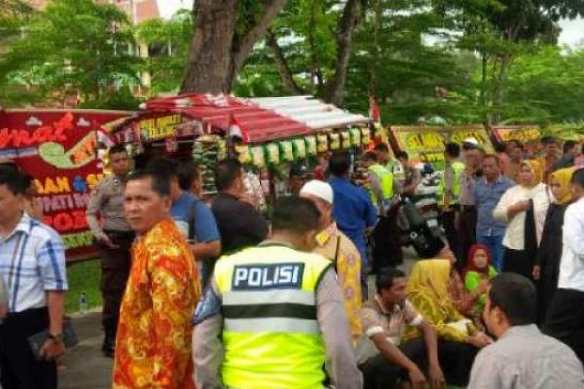 Papan Bunga Ucapan Selamat Atas Pelantikan Suparman Jadi Tak Berarti