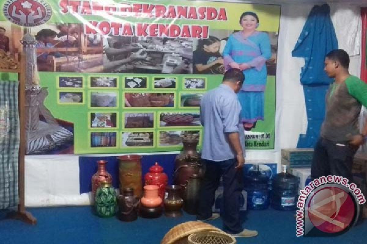 Dekranasda Promosikan Tenun Lokal Di "Kendari Expo"