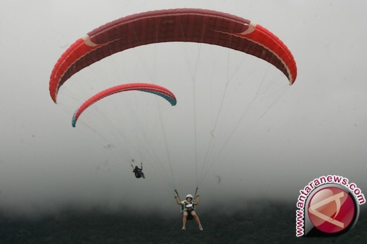 130 Negara Ikuti Paralayang di Lombok Tengah