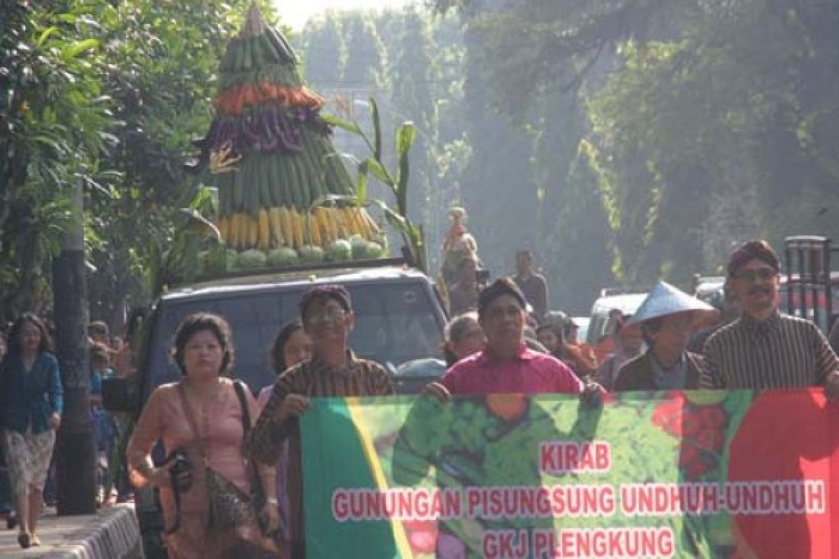 Jemaat GKJ Kirab "Riyaya Undhuh-Undhuh"