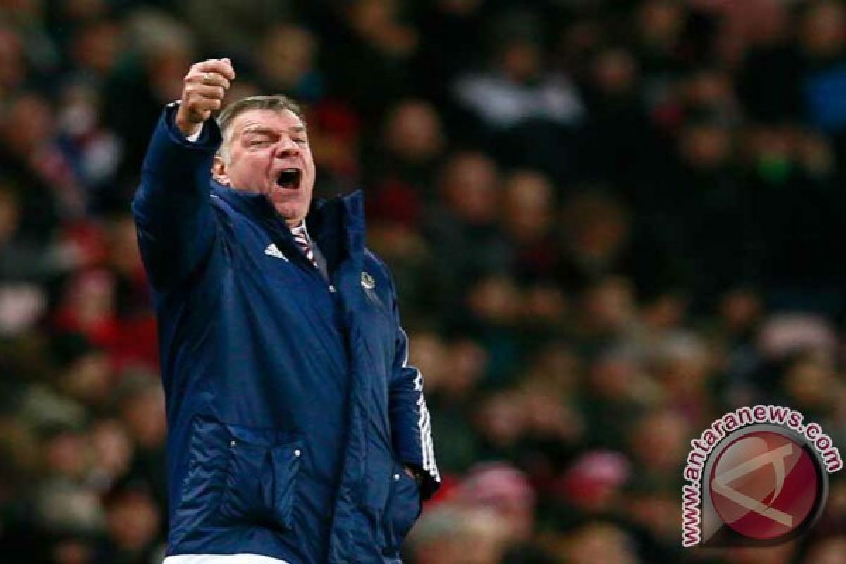 Beda nasib dengan Hughes, Everton justru pecat pelatih Sam Allardyce