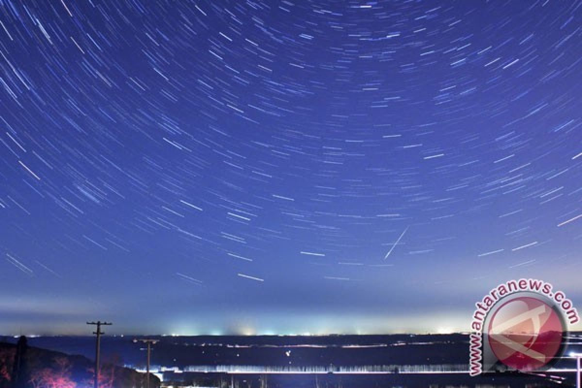 Nyala Meteor Terangi Langit malam New England