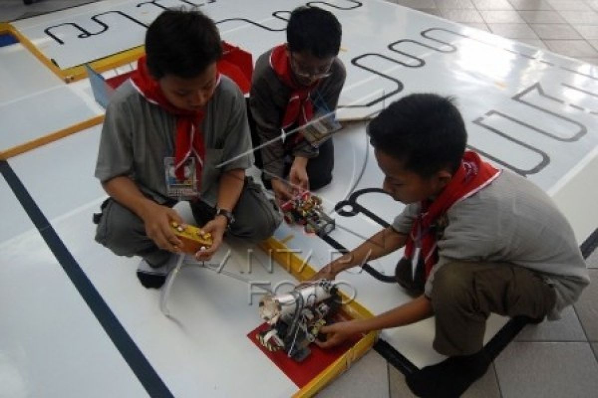 Belasan Tim Adu Cepat Robot