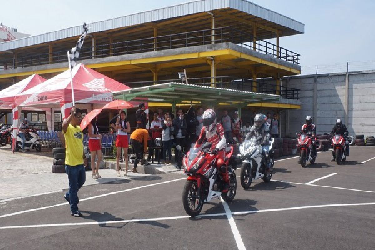 1.900 Bikers Ikuti "All New Honda CBR150R Track Day"