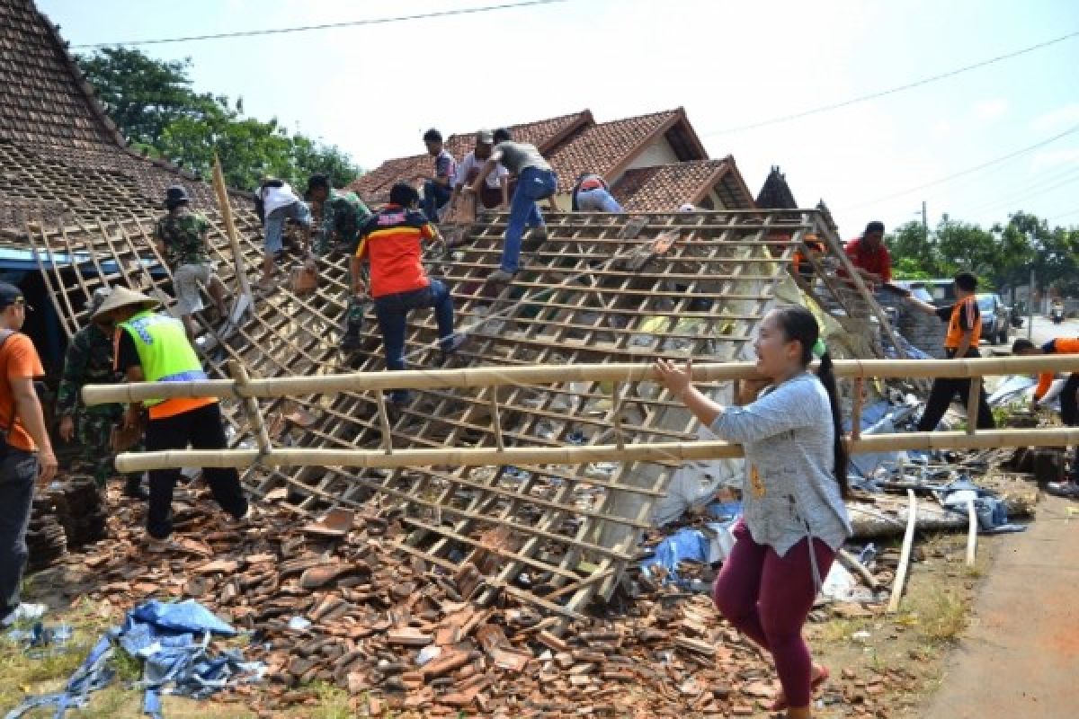 Puting Beliung Terjang Desa Lumbir