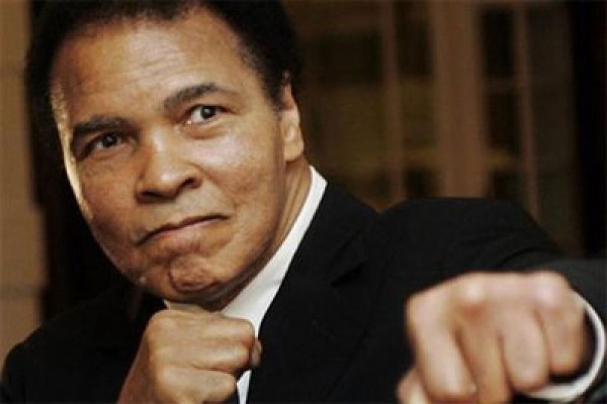 Petinju Legendaris Muhammad Ali Dibawa ke Rumah Sakit