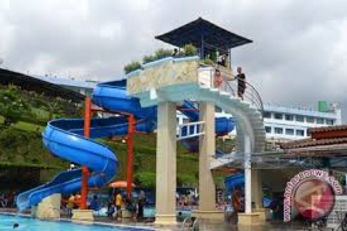 Jelang Ramadhan, Ribuan Pengunjung Padati Pikatan Water Park