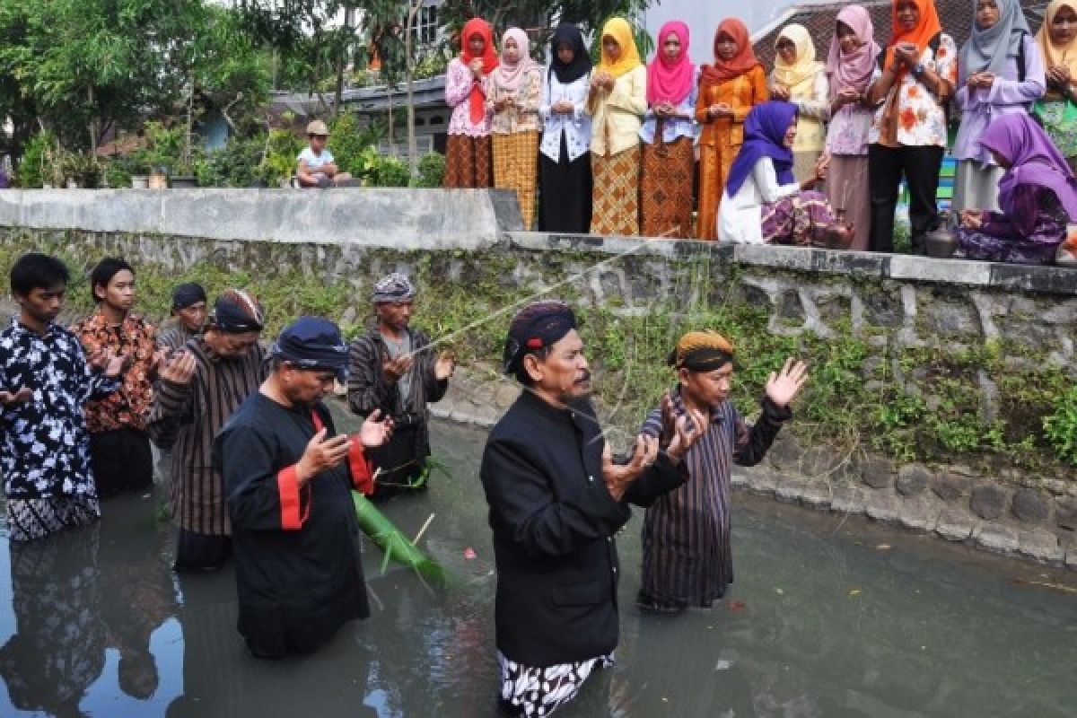 Warga-Mahasiswa Untidar Ritual Padusan