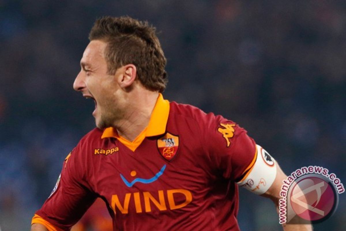 Totti Akan Mainkan Musim ke-25 di Roma