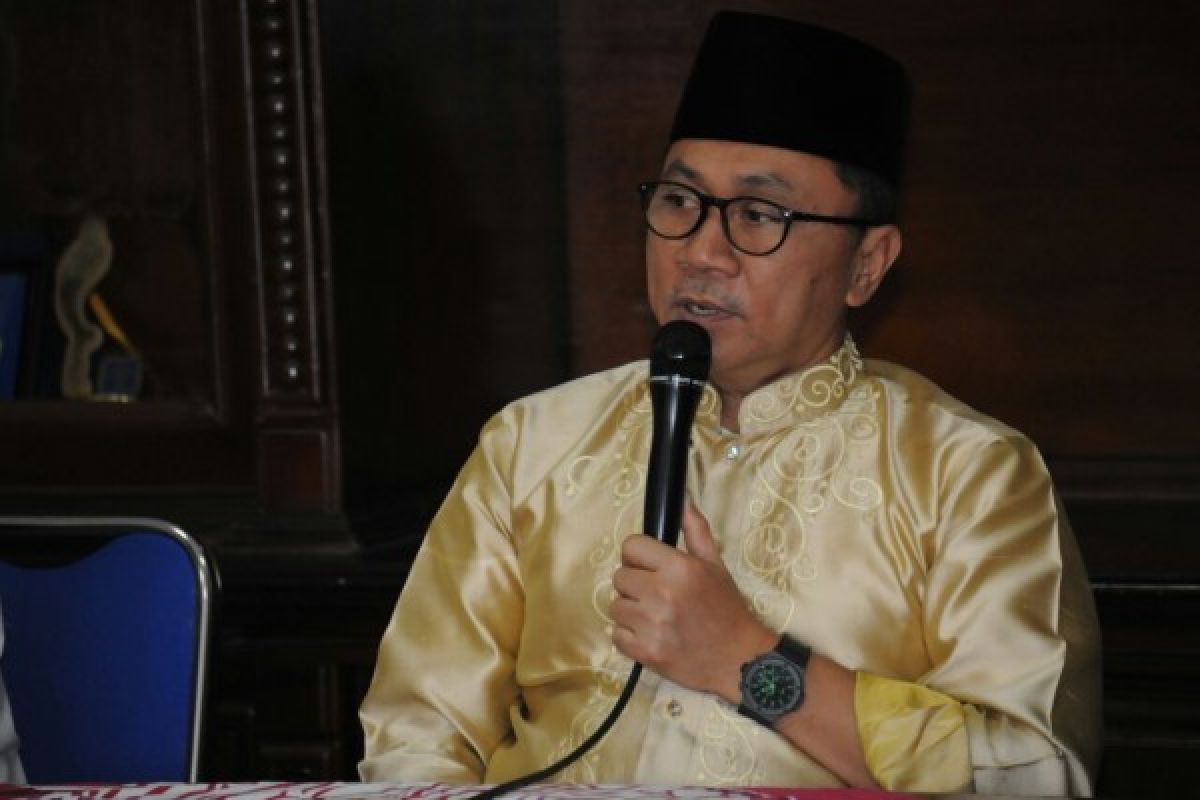 Ketua MPR Memenangi Taruhan Tebak Skor Berupa Makan Sahur