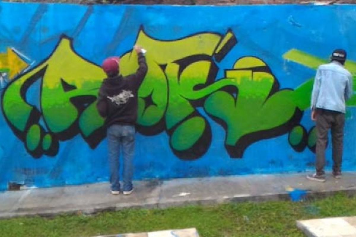 Pelaku Grafiti "Ngabuburit" sambil Berkarya di Taman