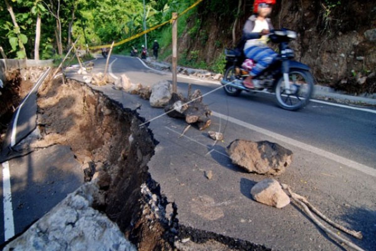 Awas, Jalan Alternatif Lumbir-Ajibarang Terancam Longsor