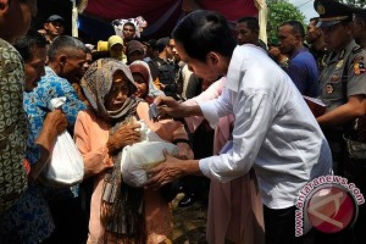 President Distributes Lebaran Packages