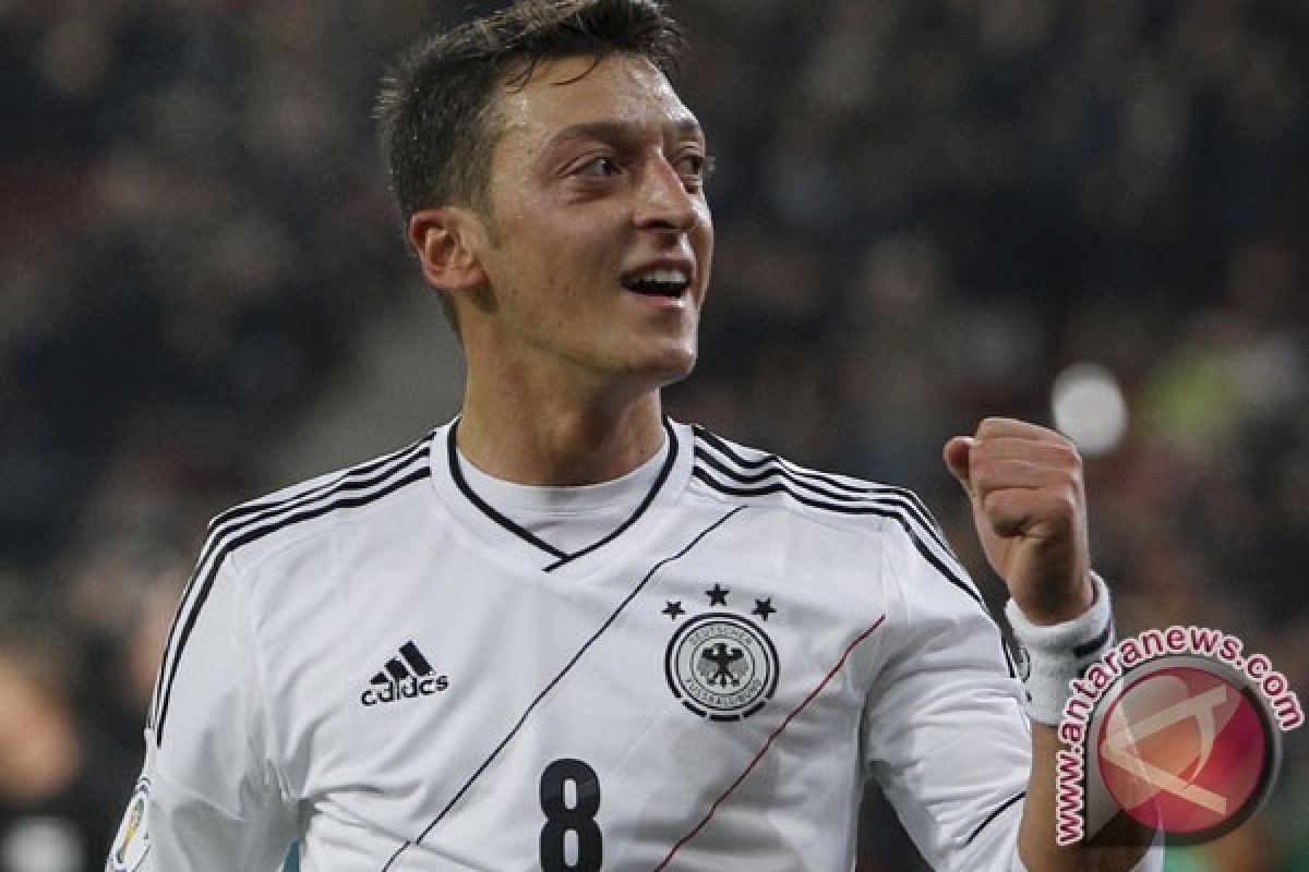 Diserang rasisme, DFB mestinya dukung Mesut Oezil