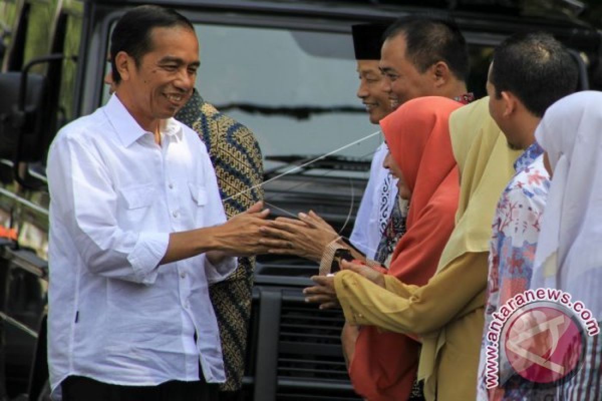 President Jokowi Distributes Lebaran Packages In Solo