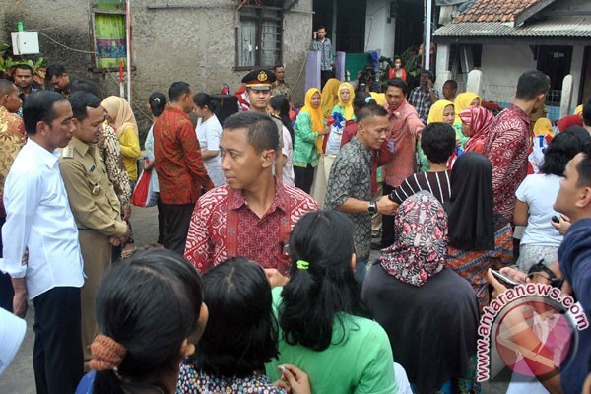 Presiden Jokowi Bagi-Bagi Sembako di Prambanan