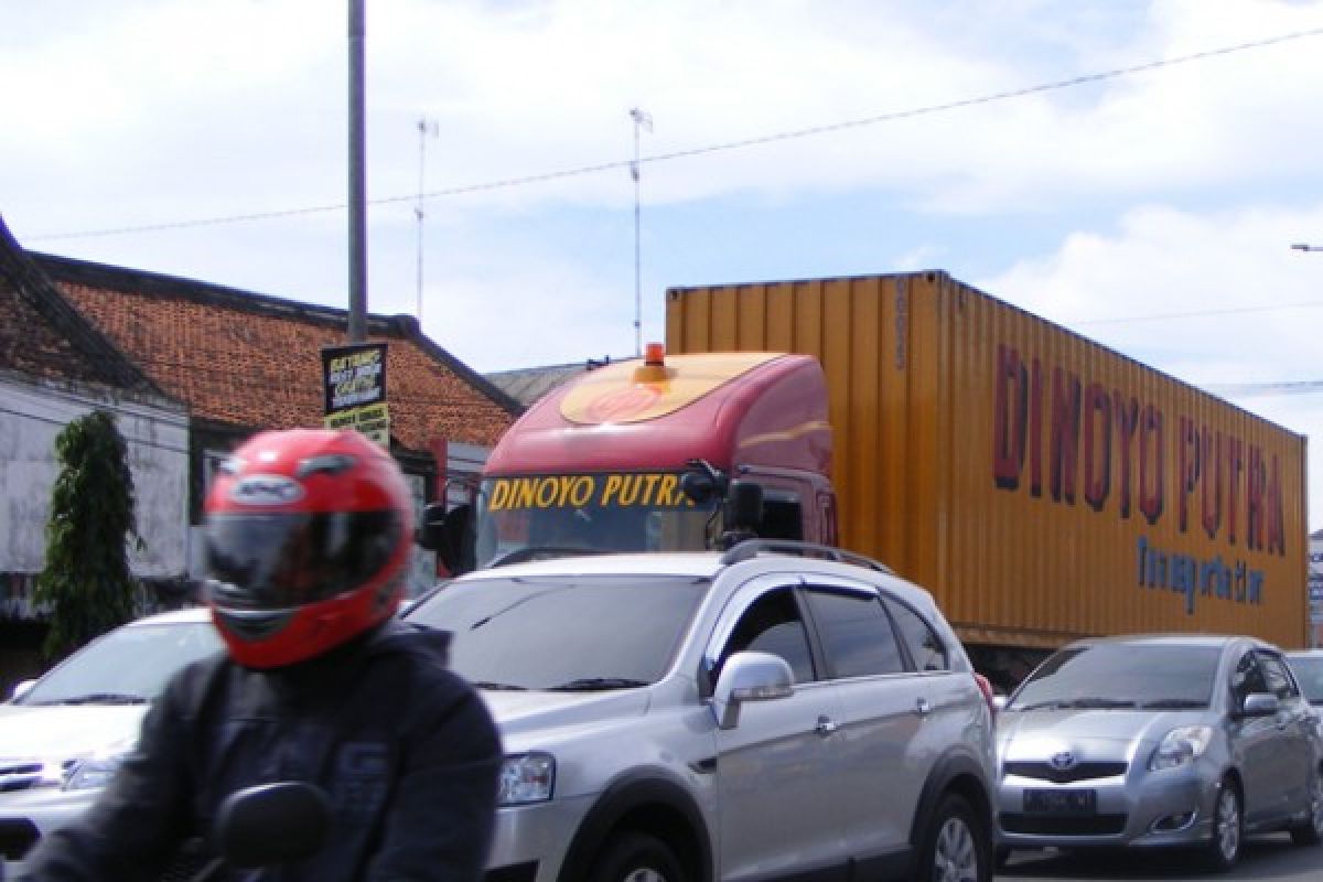 Truk Bersumbu Tiga Iringi Pemudik