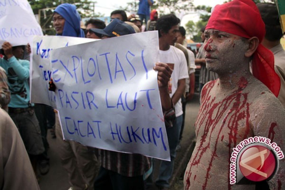 Warga Lombok tolak izin penambangan pasir laut