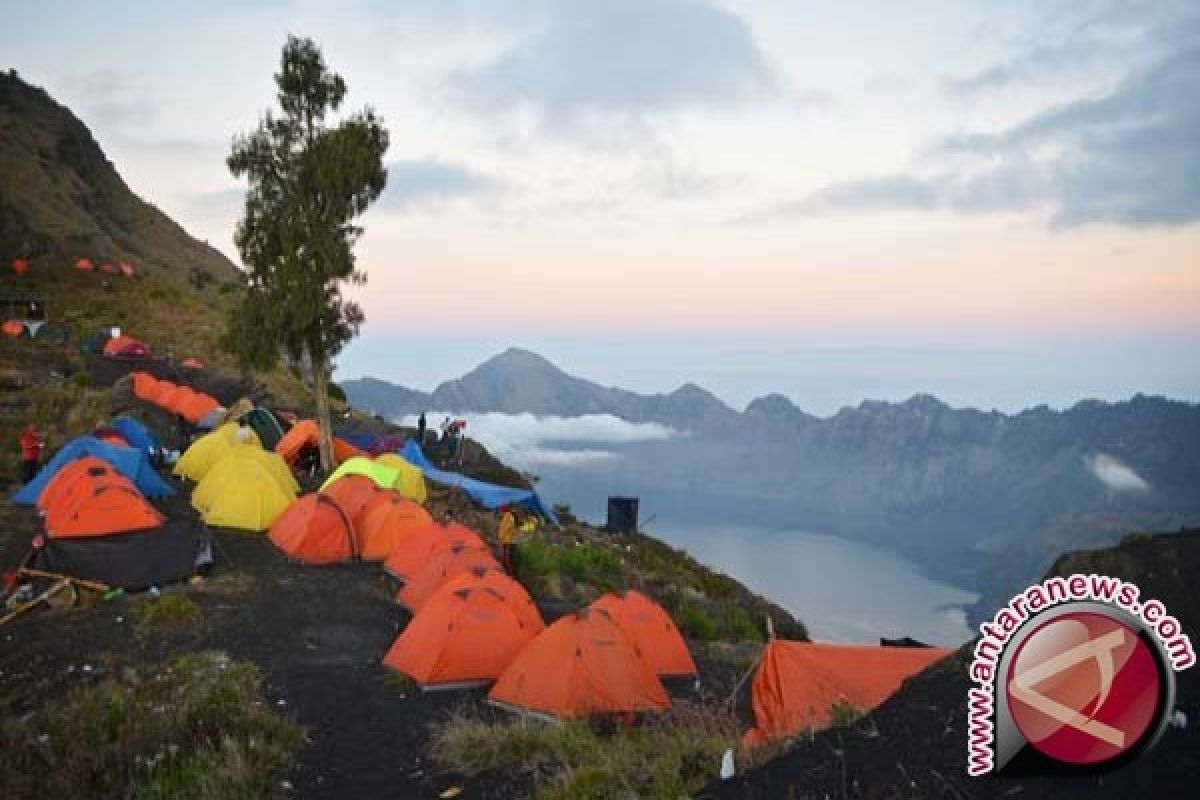 Erupsi Anak Gunung Rinjani belum pengaruhi pendakian 