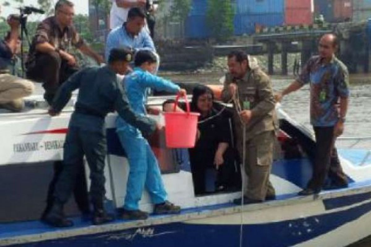  Lakukan Pengawasan Langsung, Menteri LHK Ambil Sampel Air Sungai Siak  